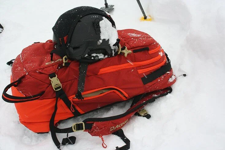 Sac à dos Dakine Poacher 36L disponible en location chez Splitboard QC