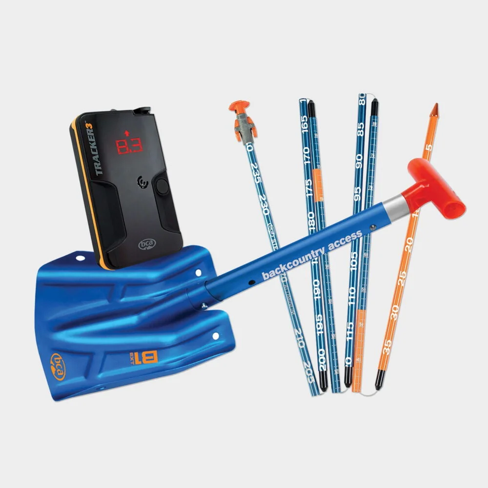 Trousse de sauvetage de BCA comprend un DVA Tracker 3, une pelle robuste et fonctionnelle, et une sonde Stealth 270.